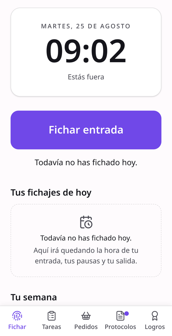 Pantalla de fichaje de la aplicación: reloj del salón, botón para fichar entrada y lista de fichajes del día